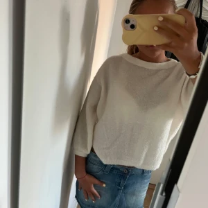 Stickad trekvarts tröja med båtringning  - Jättesnygg stickad ulltröja med trekvartsärm och båtringning🤍🤍