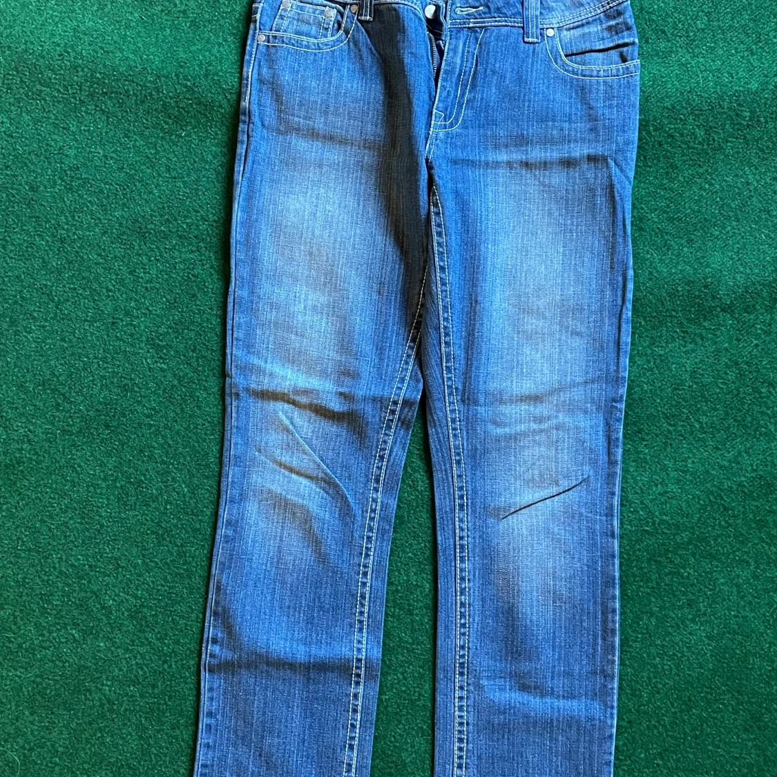 Blå jeans med broderade kors Jonna B