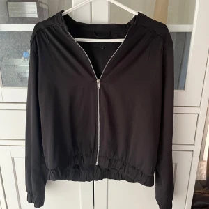 Svart vindjacka från Vila, storlek M - Säljer en  svart vindjacka från Vila i storlek M. Jackan stängs med en dragkedja💕