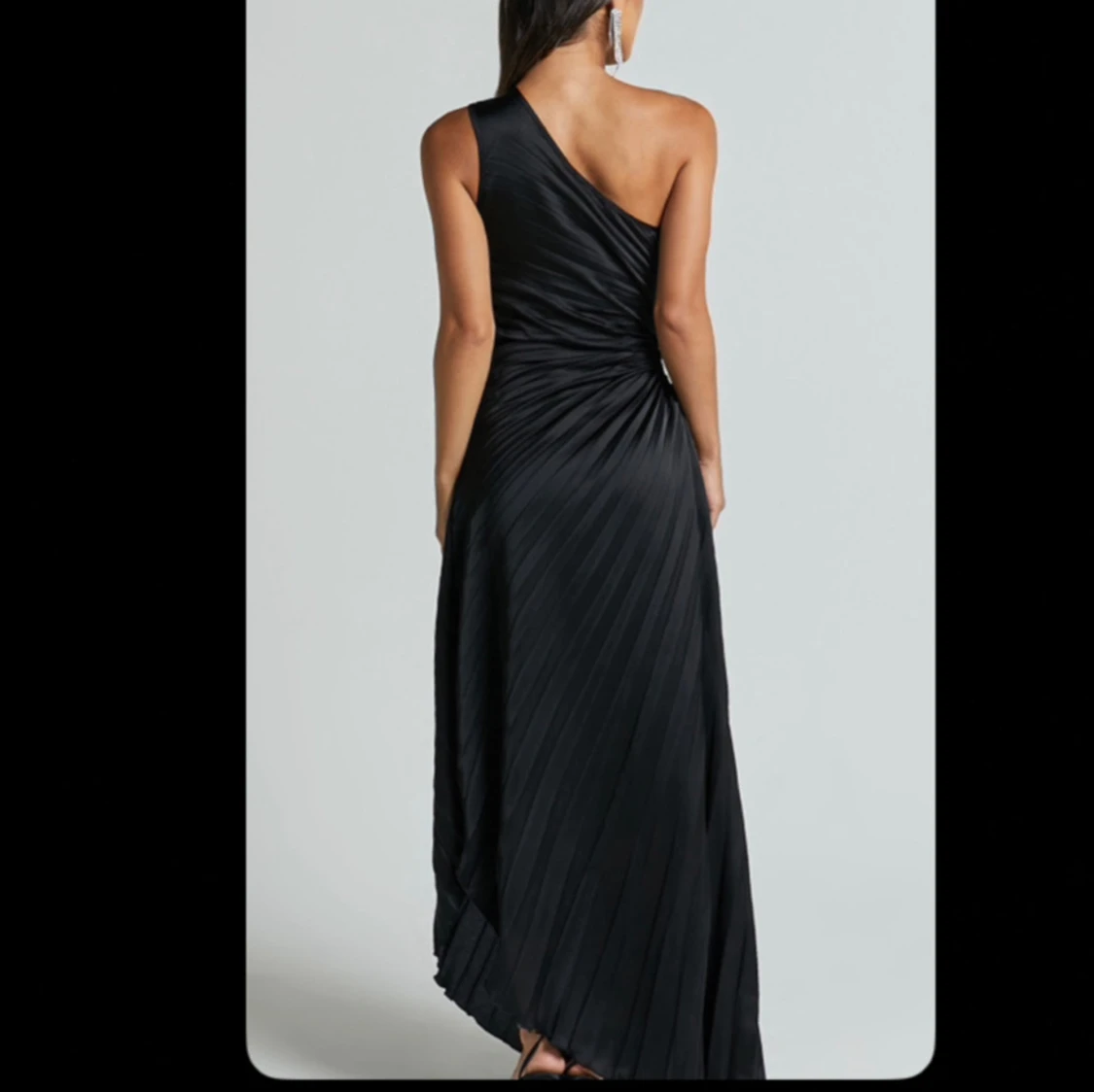 Svart plisserad one shoulder långklänning - 2