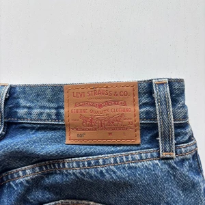 Levi's 501  - Jättesnygga klassiska blå Levi's 501 jeans med rak passform och medelhög midja! Jeansen är använda ett fåtal gånger. Storlek W23 L32, något stora i storleken💕