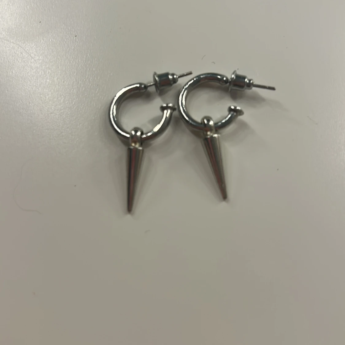 Trendiga silver örhängen - 1