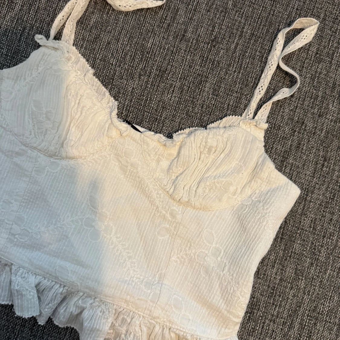 Vit broderad linnetopp med volang - 1