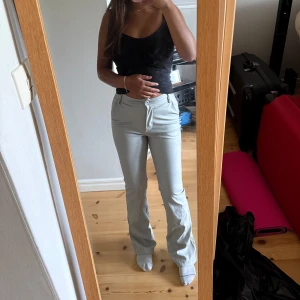 Ljusgrå skinnbyxor bootcut - Snygga ljusgrå skinnbyxor med bootcut. Materialet är slätt och otroligt stretchigt. Har aldrig använt byxorna. Nypris 649kr säljer för 200