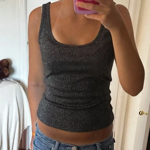 Glittrigt svart linne - Helt oanvänt!! Köpte för 300 säljer för 200 + frakt