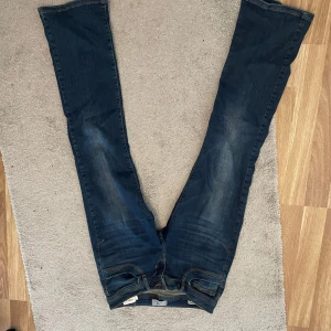 Lbt jeans lågmidjade  - Lågmidjade lbt jeans men bootcut längst ner perfekta mörk blå färgen för både höst och vinter 