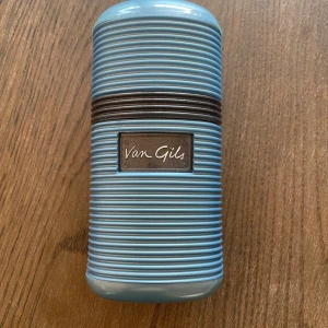 Van Gils Eau de Toilette 100 ml - Cool parfym från Van Gils i en blå, räfflad flaska med svart detalj och logga framtill. Flaskan rymmer 100 ml och har en unik, modern design som sticker ut i badrumshyllan. Perfekt för dig som gillar stilrena och snygga accessoarer.