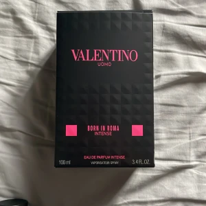 Valentino Uomo Born In Roma Intense 100ml - Valentino Uomo Born In Roma Intense Eau de Parfum, 100 ml. Flaskan är lyxigt mönstrad i svart och transparent glas med rosa detaljer och svart kork. Doften är intensiv och modern, perfekt för dig som vill sticka ut med en exklusiv parfym.