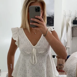 Vit topp - En söt peplum topp från shein, knappt använd! 