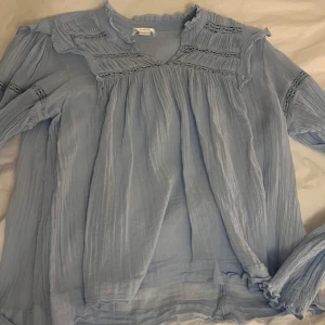 Blå blus - Jättefin blå blus, säljs pga att den är för liten 💞 