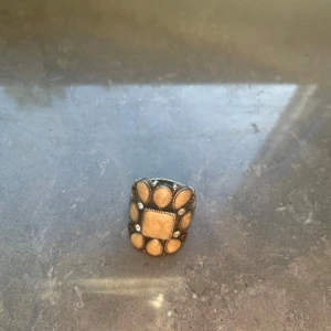 Statementring unik sten - Cool statementring i silverfärg med stora beige detaljer i både runda och fyrkantiga former. Ringen har en unik, nästan bohemisk design som verkligen sticker ut och passar perfekt för dig som gillar att synas.