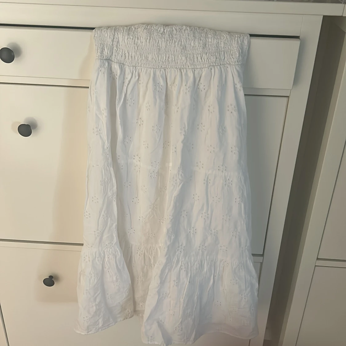 Vit långkjol med broderade blommor