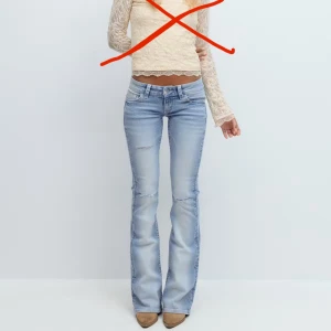 decorated low flare jeans - Säljer dessa helt nya jeans från gina tricot då dom tyvärr var för stora💕användes 1 dag under ett kalas (hemma), annars helt nya, fick hem dom nu i veckan (v31). såååå snygga