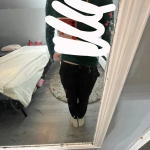 Svarta kostymbyxor från lager 157 - Svarta kostymbyxor från lager 157. Byxorna har midja med knapp och dragkedja, samt diskreta fickor i sidorna. Perfekta för en clean och stilren look. Materialet känns mjukt och följsamt.