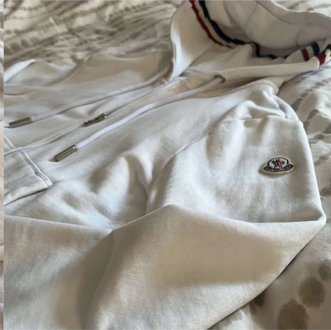 Vit kofta från Moncler med ränder