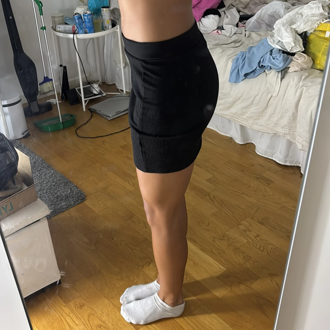 Svart tight kortkjol från Lindex - 1