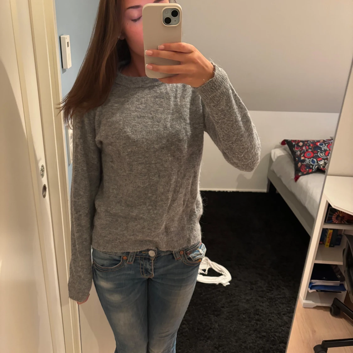 Grå stickad tröja med rund hals