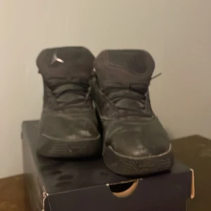 Svarta Nike Air Jordans stay loyal sneakers  - Säljer ett par svarta Nike Air Jordans med högt skaft och klassisk Jumpman-logga. Skorna har snörning, robust sula med mönster och siffran 23 på hälen. Tillverkade i syntetmaterial och skinn för en sportig look. Perfekta för dig som gillar streetstyle och basketvibe. Pris kan diskuteras ⚜️⚜️