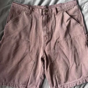 Ljusbruna Carhartt work shorts - Jag köpte den typ 1 månad sen och har använd den bara för 1 vecka och den längre passar inte mig längre så jag vill sälja den. Storlek: Large Möts bara i Märsta📍