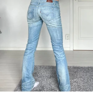 Levis bootcut jeans ljusblå - Säljer ett par bootcut jeans från Levis. Innebenslängden är 80cm. Jeansen var för korta så säljer om de. Pris går att diskuteras. (Lånade bilder) 