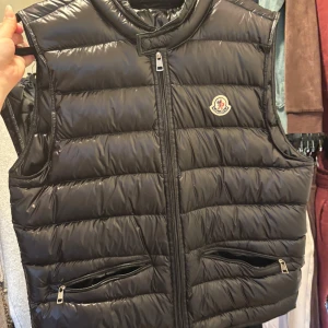  Monclerväst - Säljer denna då den inte kommer till användning. inga skador, knappt använd. moncler storlek 3. inte äkta