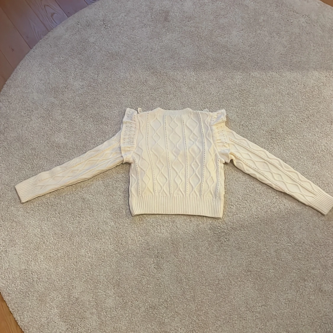Stickad tröja volanger - 3