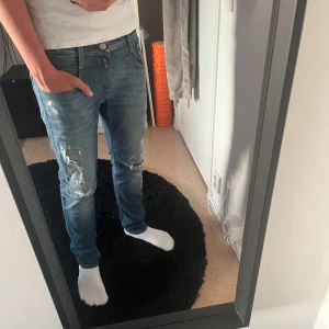 Replay anbass slitningar  - Replay jeans med slitningar i modellen anbass. Storlek 30x30 kom dm ifall ni undrar över mått eller någon bild