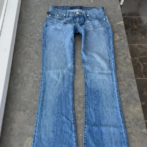 Lågmidjade bootcut jeans Rock & Republic - Tyvärr är dessa jeans lite för små för mig, inga defekter! Midjemått: 37cm rakt över, midjehöjd: 18cm, inerbenslängd: 81cm💕