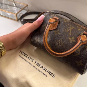 Louis Vuitton Monogram handväska - Säljer min underbara Louis Vuitton nano speedy monogram en eftertraktad modell. Väskan köptes på Vestiaire Collective för 12000kr och är en riktig vintagepärla. Väskan har två handtag, avtagbar axelrem och dragkedja upptill. Tveka inte att höra av er vid vidare frågor. Fintskick har använts 2 gånger sen den köptes väldigt sparsamt använd! 🥰 kan även mötas upp.