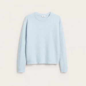 Ljusblå tröja från Uniqlo, storlek M - En stilren ljusblå tröja från Uniqlo i storlek M. Tröjan har rund halsringning, ribbade muddar och är långärmad. Perfekt för lager-på-lager och enkel att matcha med jeans eller kjol. Materialet känns mjukt och lätt, vilket gör den skön att bära hela dagen. Inga fläckar eller hål. Den är i bra skick