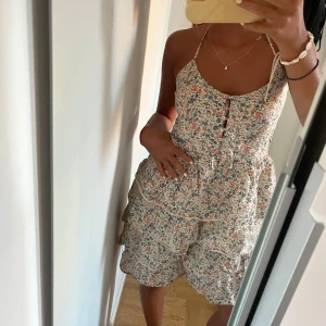 Blommig volangklänning med knappar - Säljer denna supersöta blommiga klänningen💞💞