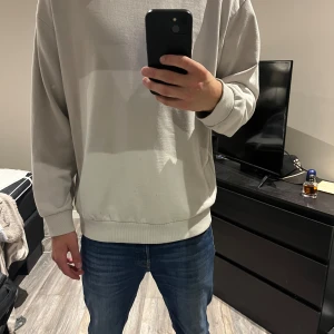 Beige sweatshirt - Beige Sweatshirt. Sparsamt använd