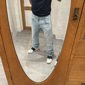 Replay jeans  - Ett par snygga jeans från Replay i storlek W34 L32 i modellen Anbbas 