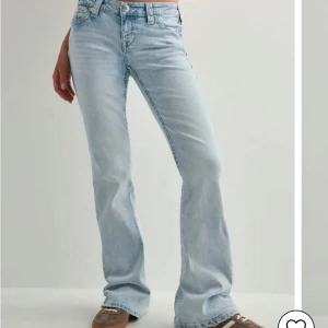 True Religion Joey ljusa flare jeans - Säljer ett par ljusblå True Religion Joey jeans med låg midja och flare-ben. Klassiska bakfickor med broderade detaljer och silverfärgade knappar. Säljer för de tyvärr är förstora i midjan men passar perfekt i längd till mig som är 177.💞Bara använda en gång.💞💞