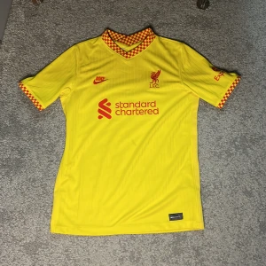 Liverpool fotbollströja  - Storlek 158-170, endast använd ett fåtal gånger 