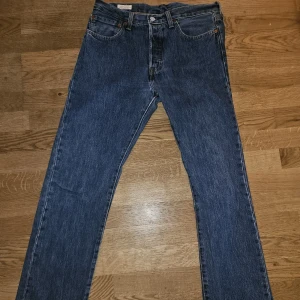 Levi's 501 jeans - Klassiska Levi's 501 jeans i mörkblå denim med raka ben. Strl W31 L34. Bra skick.