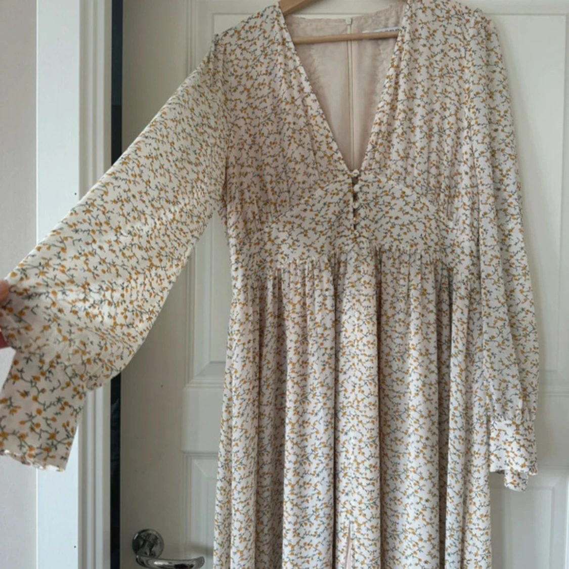 Lång blommig klänning med v-ringning