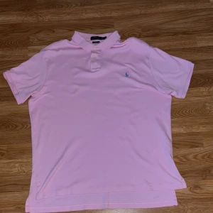 Rosa pikétröja från Ralph Lauren - Säljer nu denna galet somriga rosa pikén från polo Ralph lauren, passar till en precis allt!