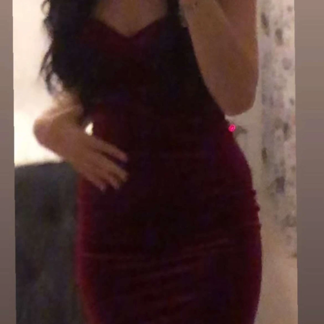 Vinröd sammetsklänning ON YONE