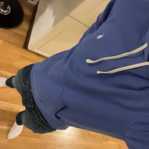 Ralph lauren hoodie - Säljer denna jätte feta hoodie från Ralph Lauren i en riktigt snygg och unik blå färg! Tröjan är i helt nytt skick. Mitt pris 949 original pris är ca 2200kr! Skriv för minsta fråga så svarar jag så snabbt jag kan! 