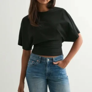 Svart croppad topp från Nelly - Helt ny!!