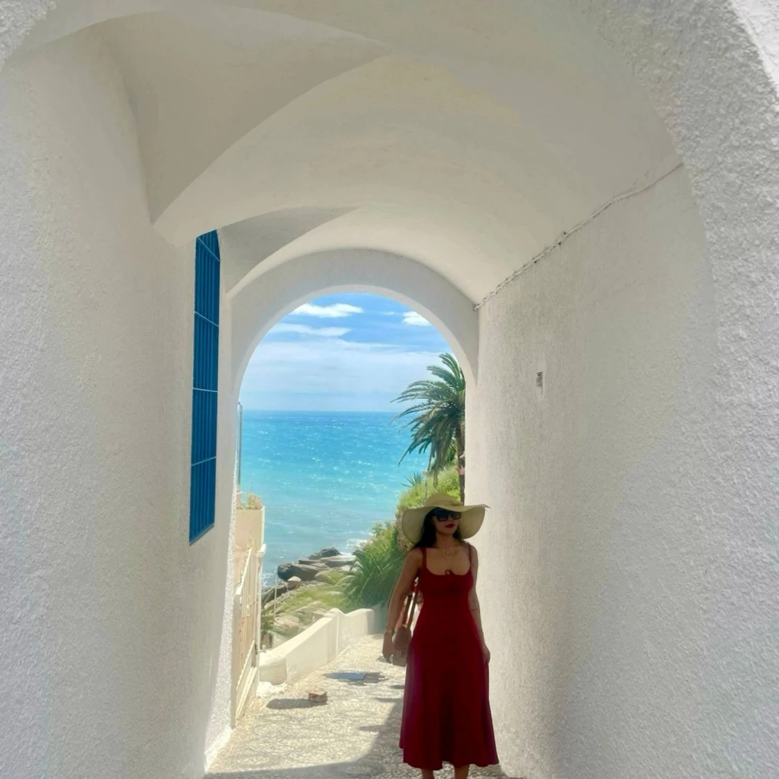 Vinröd långklänning med smala axelband