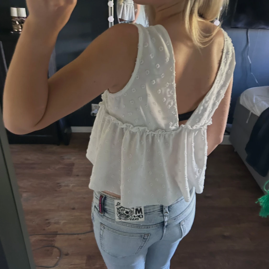 Vit blommig ärmlös blus med v-ringning - 2