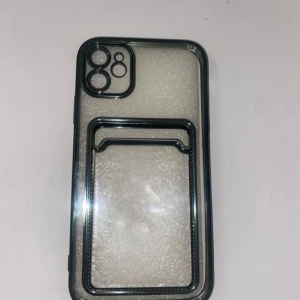 Transparent mobilskal med grön ram - Snygg transparent mobilskal med grön ram och kortfack på baksidan. Stilren design som passar perfekt för dig som vill ha både skydd och plats för kort. Tillverkad i tålig syntet och passar till mobil med trippelkamera.