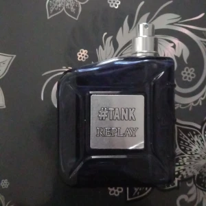 Replay #Tank parfym mörkblå helt tom - Stilren parfymflaska från Replay i modellen #Tank. Flaskan är mörkblå med en silvrig metallplatta framtill där loggan står. Modern och kantig design med metallisk spraytopp. Perfekt för dig som gillar snygga detaljer på parfymhyllan. Helt tom