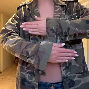 Militär jacka   - Super fin höstjacka som ej kommer till användning, säljer även toppen. Öppen för att sänka priset vid snabb affär 😊