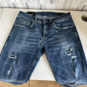 Dondup George  - Tjena, säljer mina Dondup Jeans i den trendiga modellen George. Jeansen är knappt använda, cond 8/10. Den ända defekten är en lagning i grenen som är gjord hos en skräddare. Nypris: 3200kr, hör av er vid minsta intresse//Anton