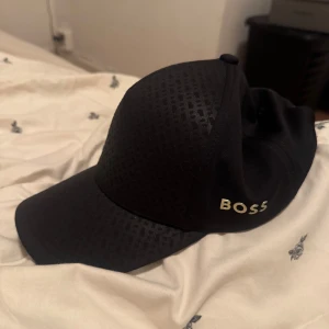 Svart keps från BOSS - Otroligt skön keps Passar alla huvud  Använd ex fåtal gånger men fortfarande otroligt bra skick