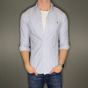 Ralph lauren skjorta - Hej säljer nu min fina Ralph lauren skjorta i storlek M. Den är i nyskick och kommer vara otroligt snygg på sommaren. Nypris cirka 1600kr! Vi kommer att sälja liknande produkter nu i sommar så glöm inte följa profilen!🌊🍾