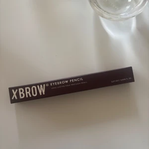 Xbrow Eyebrow Pencil från Xlash - Xbrow Eyebrow Pencil från Xlash är en ögonbrynspenna med hög precision och lång hållbarhet. Pennan kommer i en stilren mörkbrun förpackning och innehåller 0,07 g produkt. Perfekt för att forma och fylla i brynen med naturligt resultat.